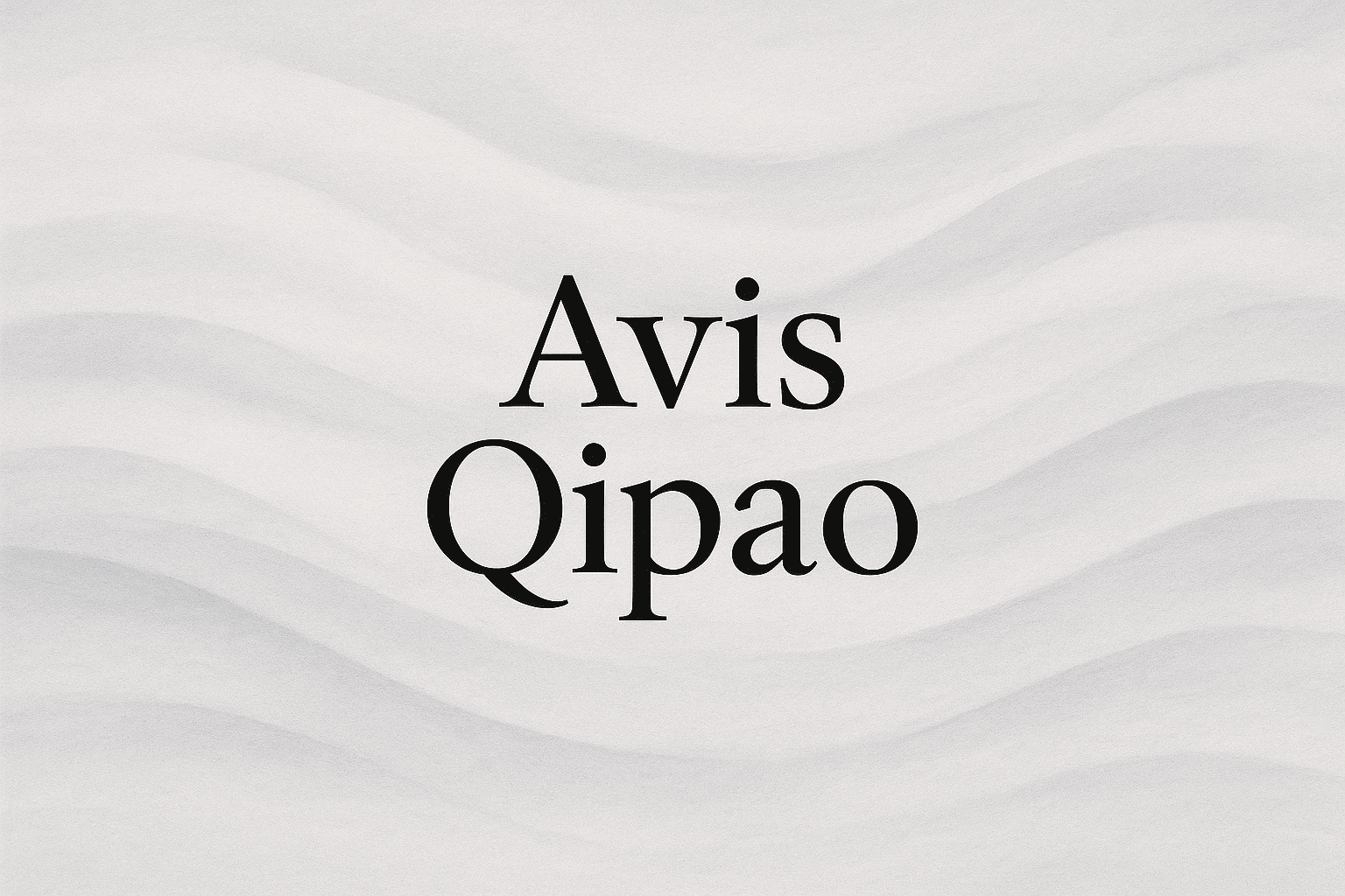 Texte « Avis Qipao » noir centré sur fond ondulé gris
